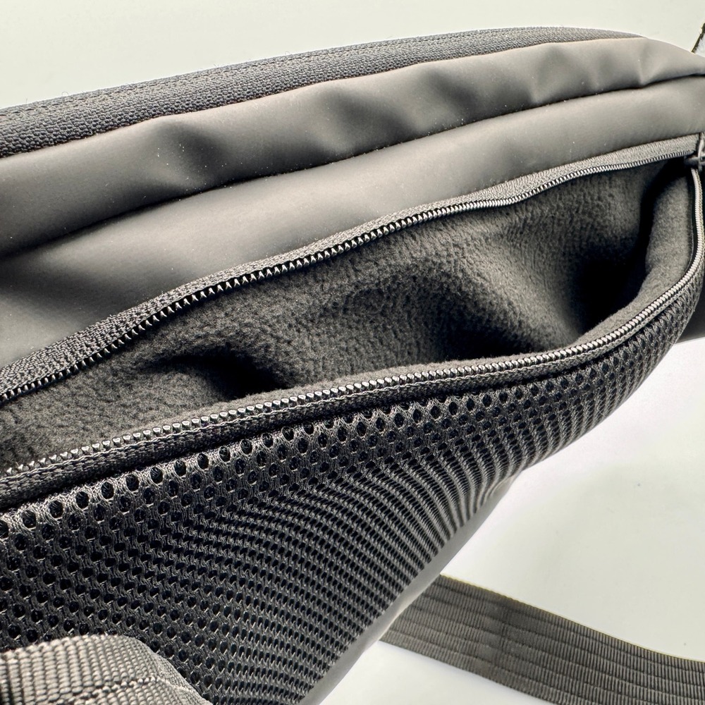 Under Armour Black Waist Bag Crossbody Fanny Pack Adjustable Strap Pockets - Picture 5 of 6